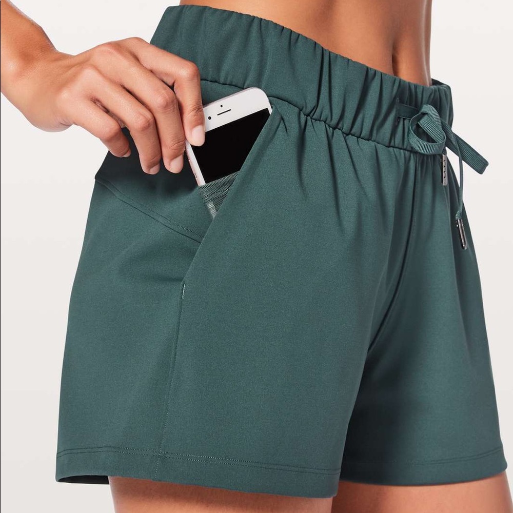Lululemon on the fly short *2.5” size 4